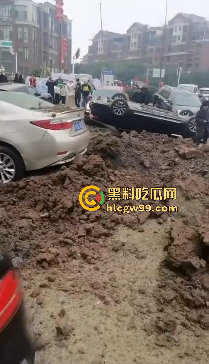 四川内江新年第一炮,熊孩子鞭炮炸翻井盖,轰飞数辆豪车, 580万天价损失,爹妈开年直接破产!-18