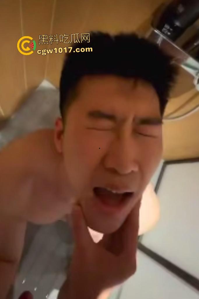 Gay公狗酒店被调教，狗链拴地爬行，还被尿身上虐蛋蛋，狠狠地舔脚吃口水，比女人还骚的反差贱狗！-1