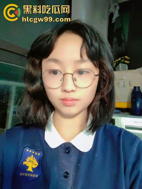 武汉常青树实验学校眼镜婊【许筱娜】调教视频流出，娇嫩白虎无套进入，果然戴眼镜的很反差！-1