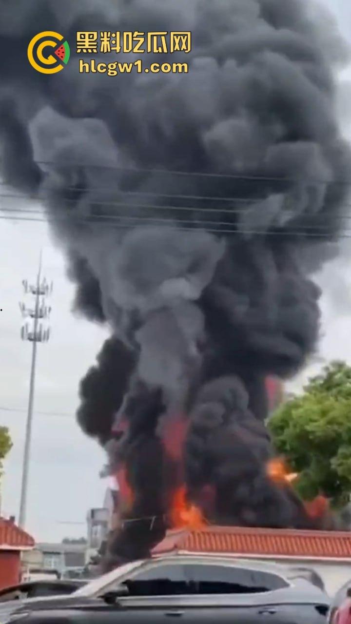 江苏常州易化工厂油罐爆炸 现场员工大面积烧伤 场面骇人 现场视频曝光皮都烧掉了-2