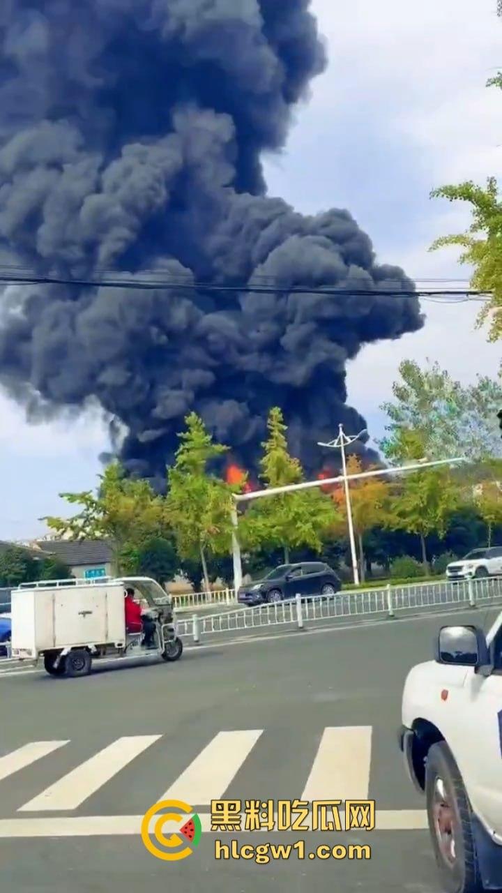 江苏常州易化工厂油罐爆炸 现场员工大面积烧伤 场面骇人 现场视频曝光皮都烧掉了-3