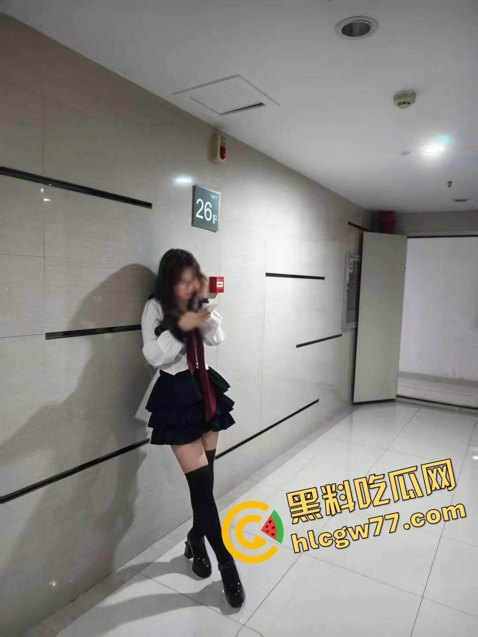 魔都艺术校花『欧易帆』堕落成富豪玩具,白嫩骚穴被车震干爆,窗帘一拉对着路人狂喷水!-5