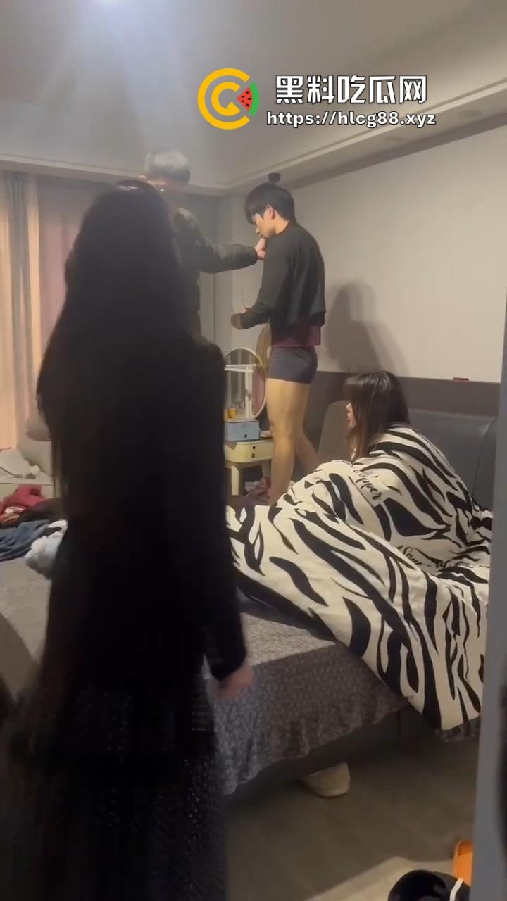 苍南县马镇宝妈怒捉老公操音乐老师小三，小三家脱光干逼被抓爆打，原配美得勾魂还输给贱货！-22