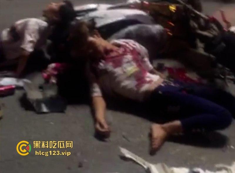 精神小伙带妹子“飙车炸街”耍帅 作死翘头致车祸 血腥现场视频流出!-6