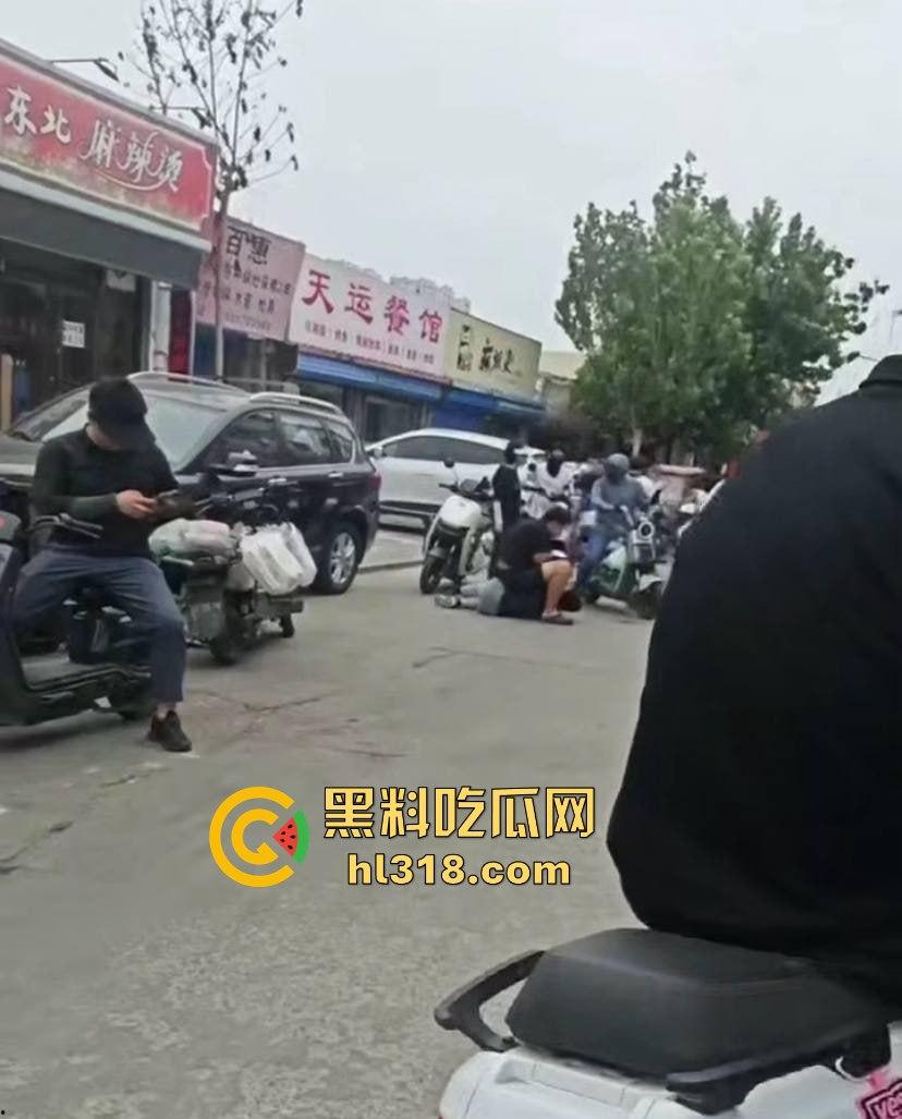 街头小伙斗殴秒变袭警大片,劫持路人当人质,被辣椒水伺候,嚣张得像犯罪片男主!-1