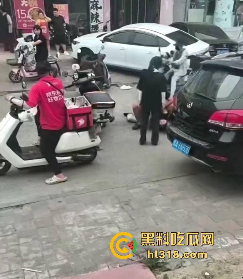 街头小伙斗殴秒变袭警大片,劫持路人当人质,被辣椒水伺候,嚣张得像犯罪片男主!-2