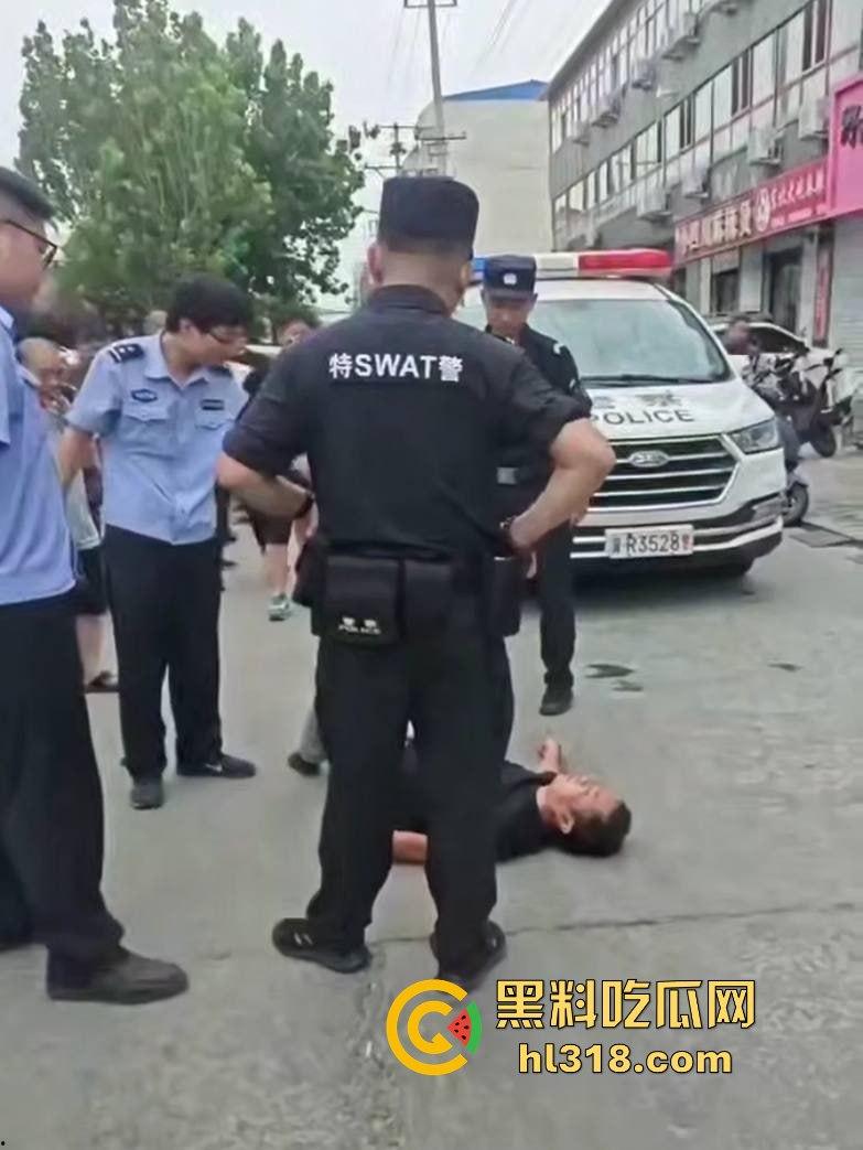 街头小伙斗殴秒变袭警大片,劫持路人当人质,被辣椒水伺候,嚣张得像犯罪片男主!-3