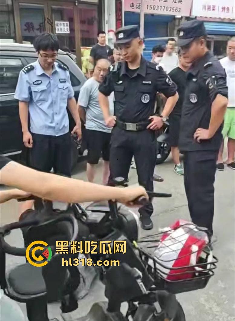 街头小伙斗殴秒变袭警大片,劫持路人当人质,被辣椒水伺候,嚣张得像犯罪片男主!-4