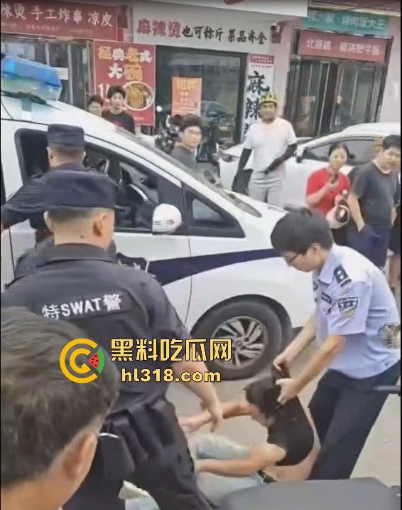 街头小伙斗殴秒变袭警大片,劫持路人当人质,被辣椒水伺候,嚣张得像犯罪片男主!-5