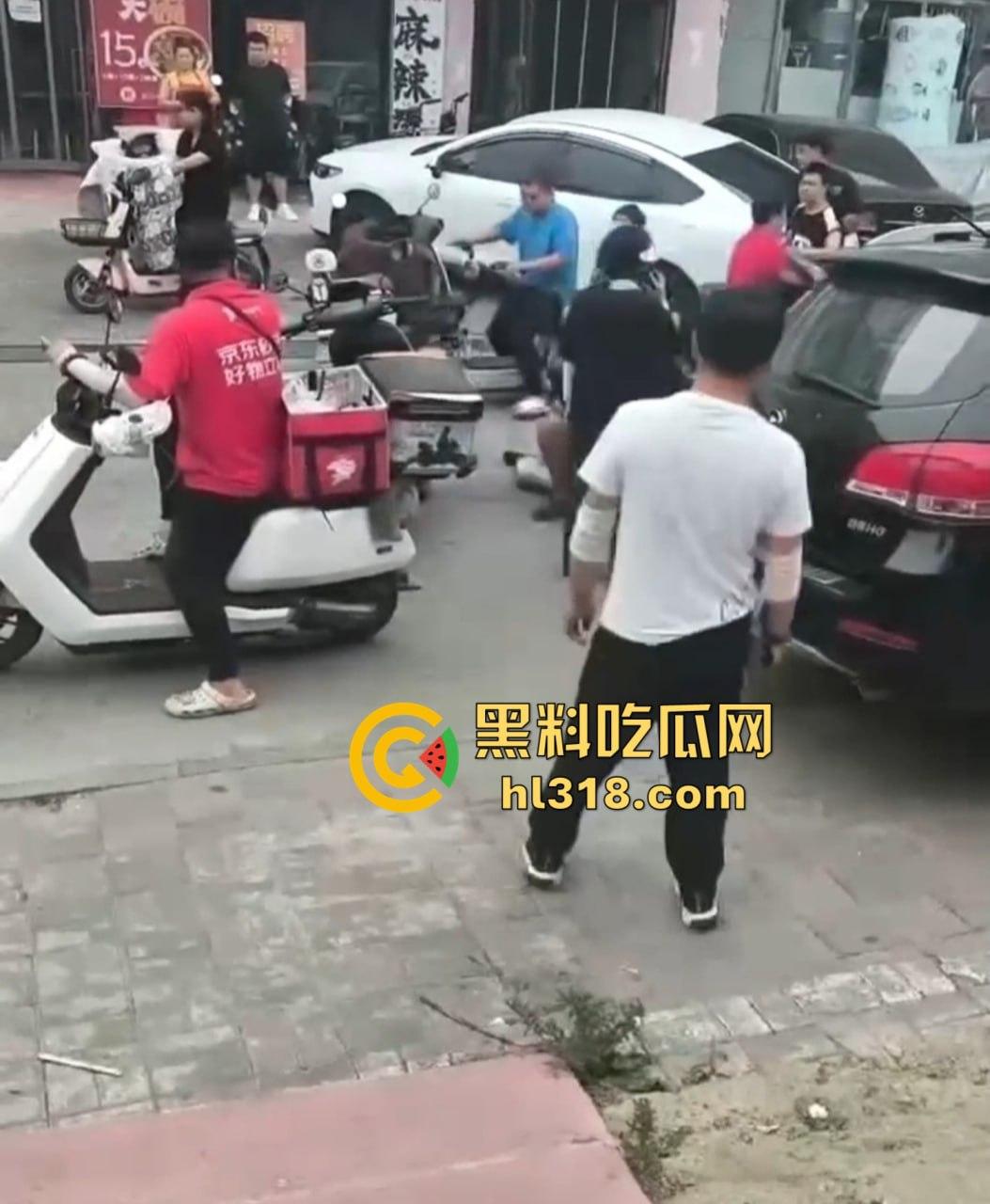 街头小伙斗殴秒变袭警大片,劫持路人当人质,被辣椒水伺候,嚣张得像犯罪片男主!-7