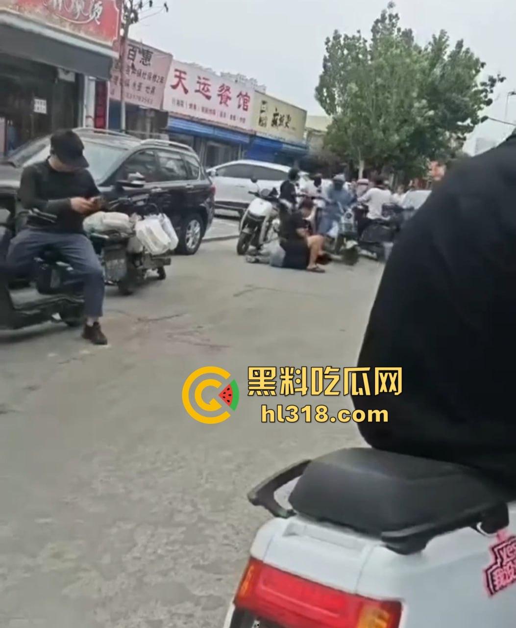 街头小伙斗殴秒变袭警大片,劫持路人当人质,被辣椒水伺候,嚣张得像犯罪片男主!-8