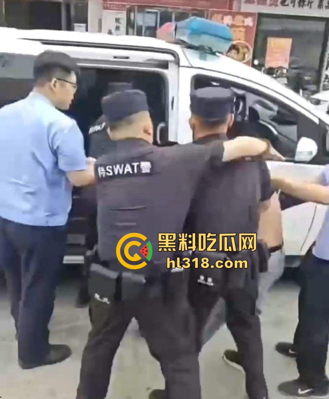 街头小伙斗殴秒变袭警大片,劫持路人当人质,被辣椒水伺候,嚣张得像犯罪片男主!-9