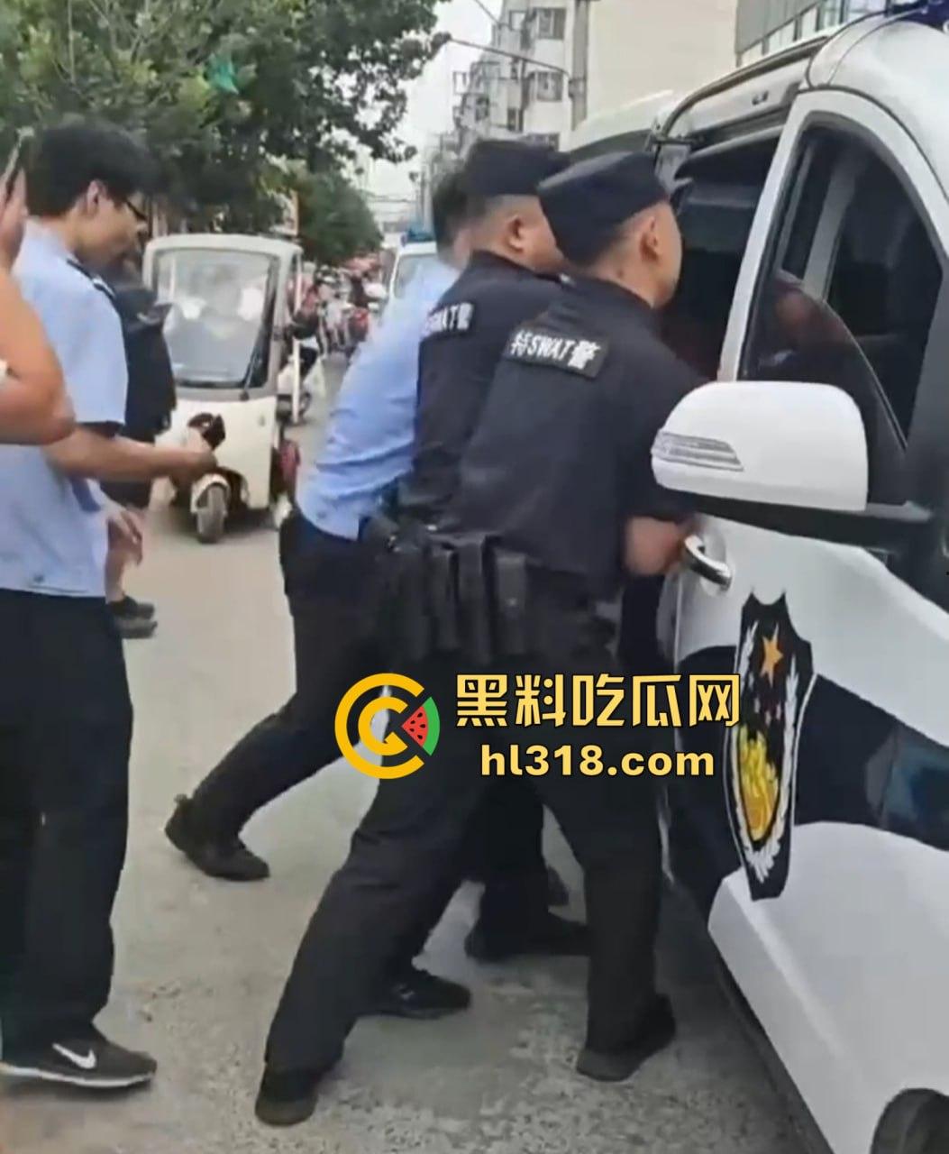 街头小伙斗殴秒变袭警大片,劫持路人当人质,被辣椒水伺候,嚣张得像犯罪片男主!-10