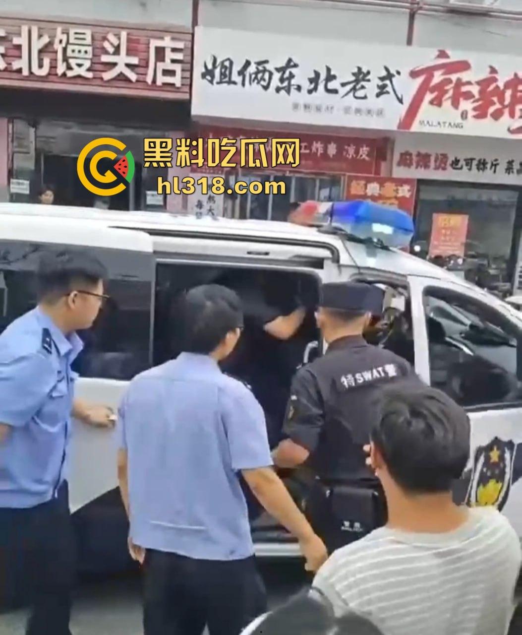 街头小伙斗殴秒变袭警大片,劫持路人当人质,被辣椒水伺候,嚣张得像犯罪片男主!-11