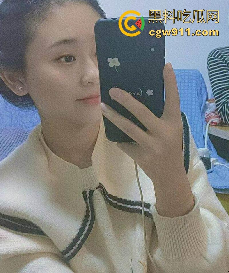 武汉大学极品学妹【姚雯莹】网调约炮拍性爱视频,淫荡堕落成听话母狗,嘴含内裤扣逼自慰淫骚至极!-1