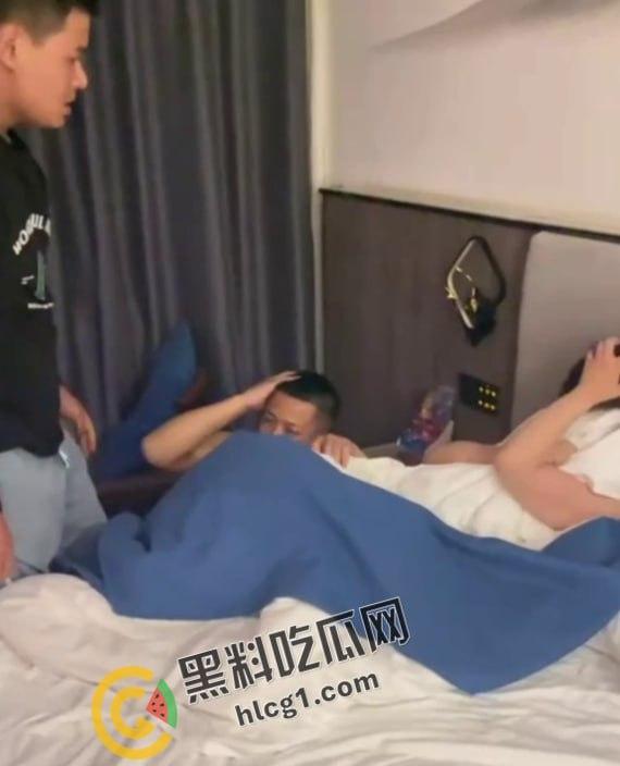 自己老婆和纹身小伙偷情被捉 着急的还没穿上衣服 全程护着脑壳 被打不敢还手!-1