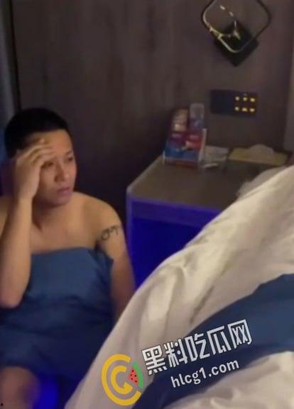 自己老婆和纹身小伙偷情被捉 着急的还没穿上衣服 全程护着脑壳 被打不敢还手!-2