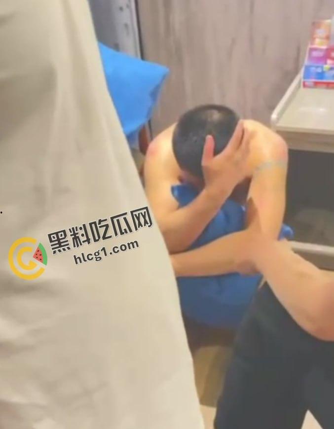 自己老婆和纹身小伙偷情被捉 着急的还没穿上衣服 全程护着脑壳 被打不敢还手!-6