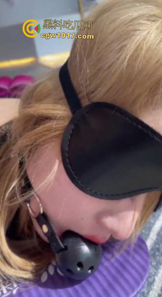 JK母狗被男友捆绑滴蜡调教,趴地不反抗还求操,发黄的酸爽臭脚足交,边操边用板子狠抽,屁股快打成蜜桃了!-2