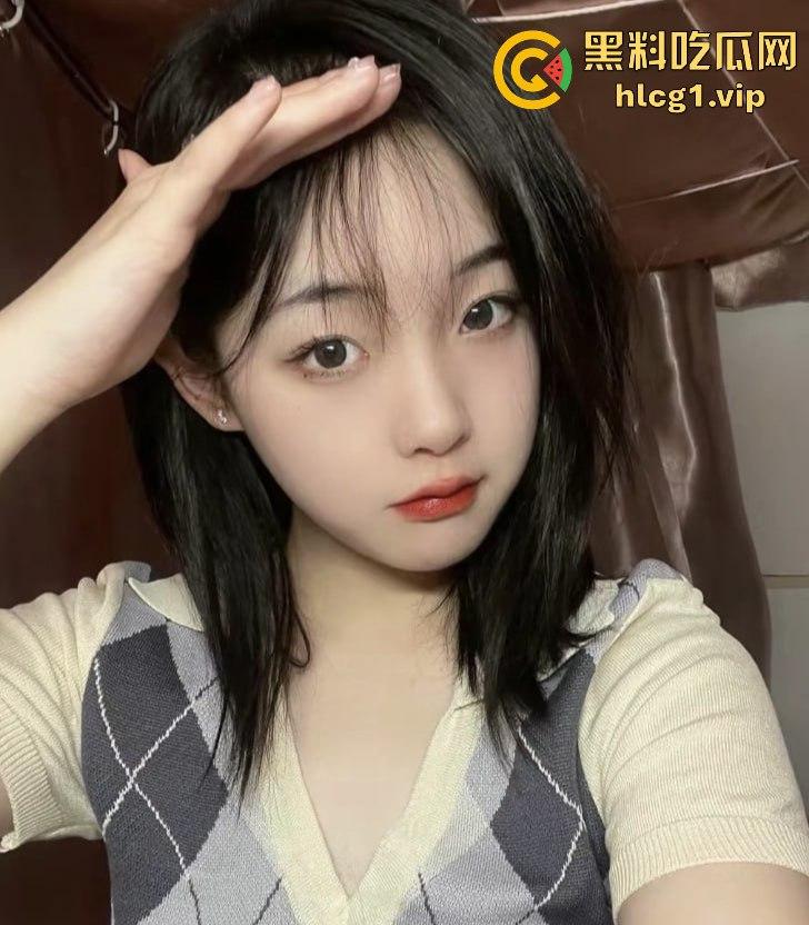 女大学生成了小母狗，逼里塞可乐罐，摇着屁股讨好主人，完全没底线！-1