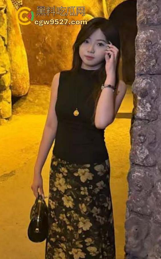 广州大学【刘媚柔】乖巧学生妹变反差婊,皮肤粉嫩光滑,白粉嫩骚穴后入狂操,翘臀顶到鸡巴炸裂!-1