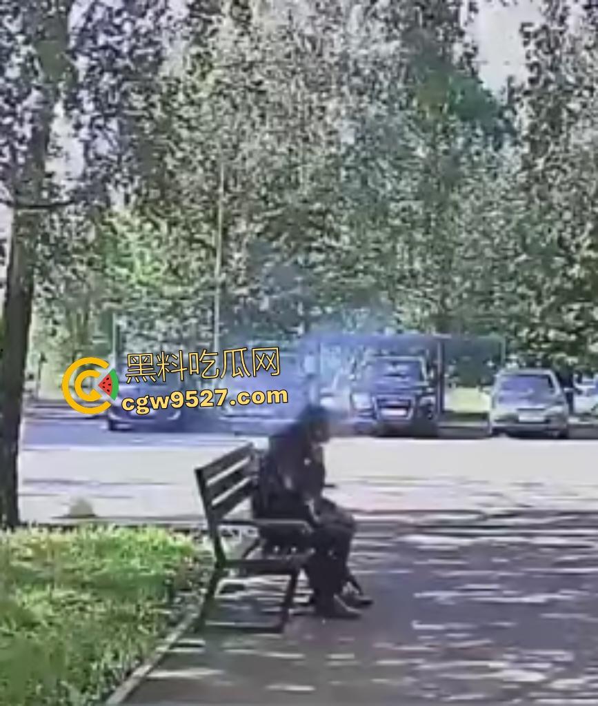 鞑靼斯坦醉汉香烟引火自焚！坐在长椅上烈焰布满全身，路人用毯子扑火救命仍烧伤80%！-1