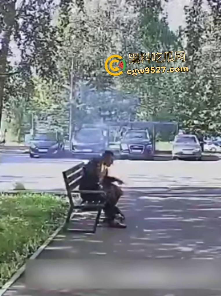 鞑靼斯坦醉汉香烟引火自焚！坐在长椅上烈焰布满全身，路人用毯子扑火救命仍烧伤80%！-2