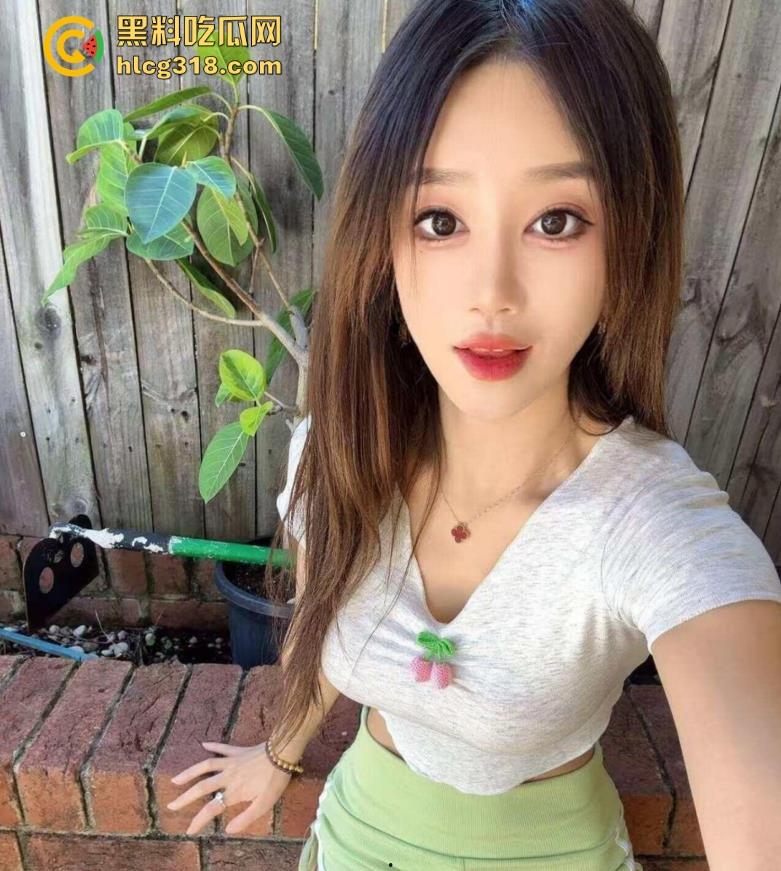 三亚沙滩情侣户外当众野战,精虫上脑被偷拍视若无睹继续干,吹着海风操着自己心爱的女人!-1