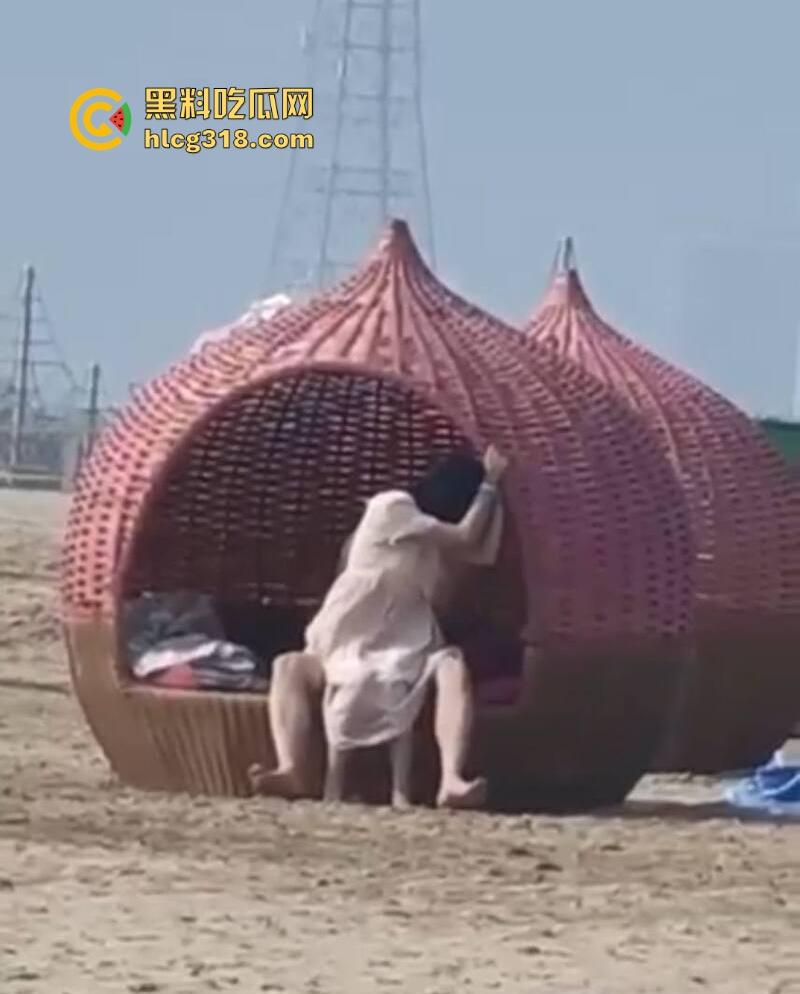 三亚沙滩情侣户外当众野战,精虫上脑被偷拍视若无睹继续干,吹着海风操着自己心爱的女人!-4