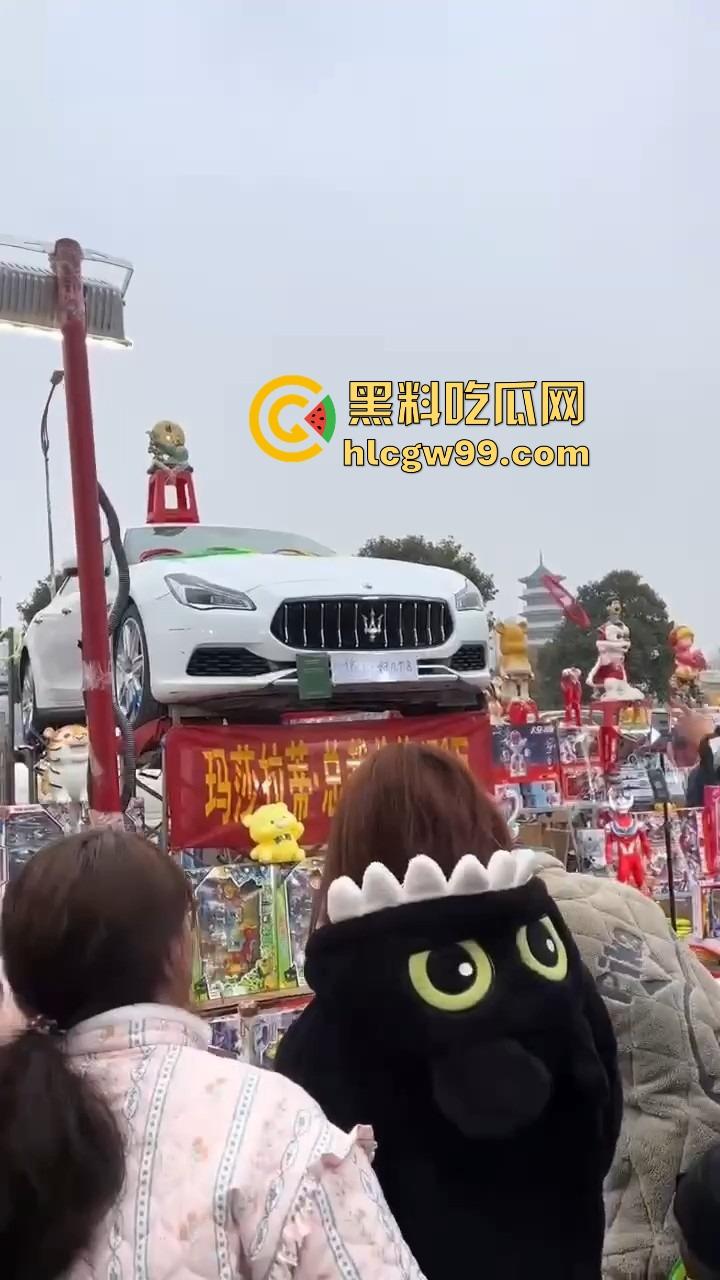 郑州集市惊现史上最壕套圈奖品，玛莎拉蒂总裁成最终Boss，小伙们疯抢 场面堪比海王争霸赛！-9