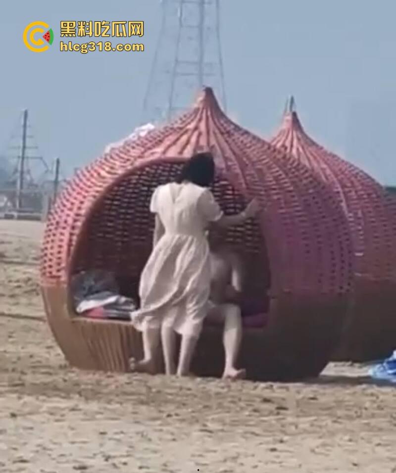 三亚沙滩情侣户外当众野战,精虫上脑被偷拍视若无睹继续干,吹着海风操着自己心爱的女人!-6