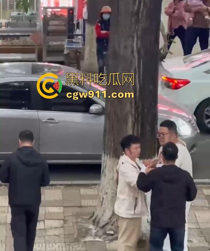 黑龙江佳木斯大学男同出轨被抓，大胖熊现场理论要说法，还高喊着 “逼好紧啊 来插我”，太辣眼睛了！-7