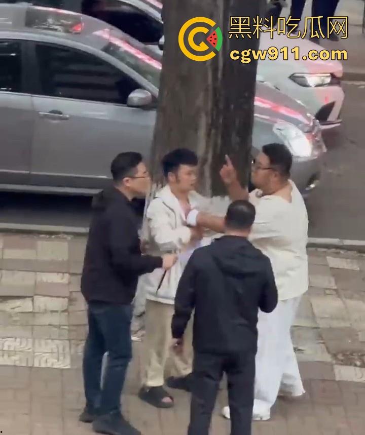 黑龙江佳木斯大学男同出轨被抓，大胖熊现场理论要说法，还高喊着 “逼好紧啊 来插我”，太辣眼睛了！-9