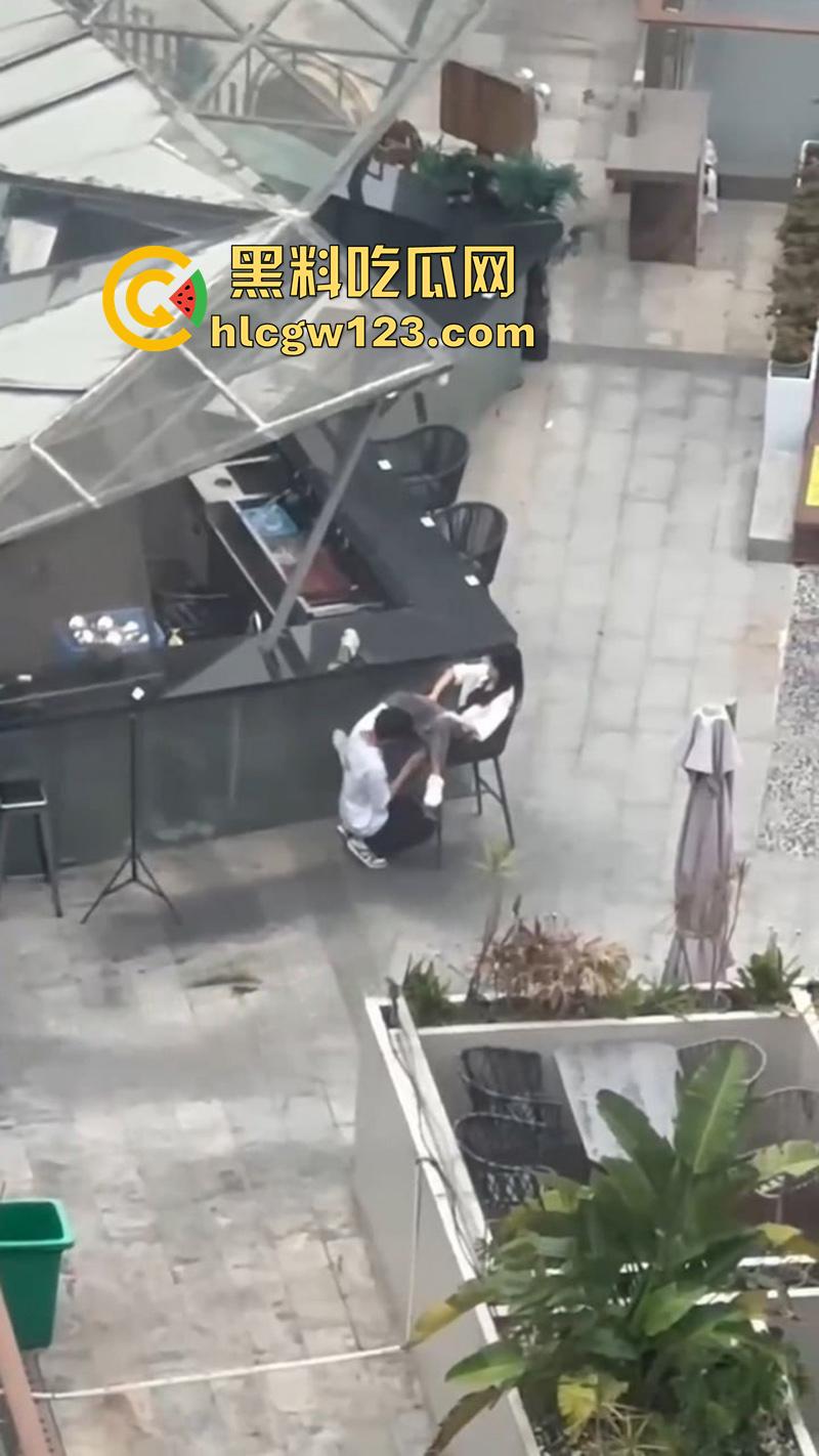 杭州情侣当众扣逼,趁私下无人激情玩穴,女孩面红耳赤未拒绝,结果却被高层瓜友偷拍曝光!-2