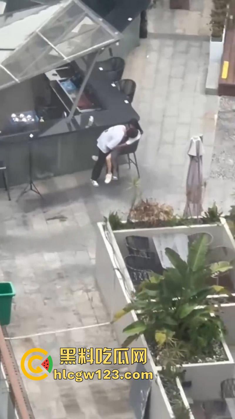 杭州情侣当众扣逼,趁私下无人激情玩穴,女孩面红耳赤未拒绝,结果却被高层瓜友偷拍曝光!-4