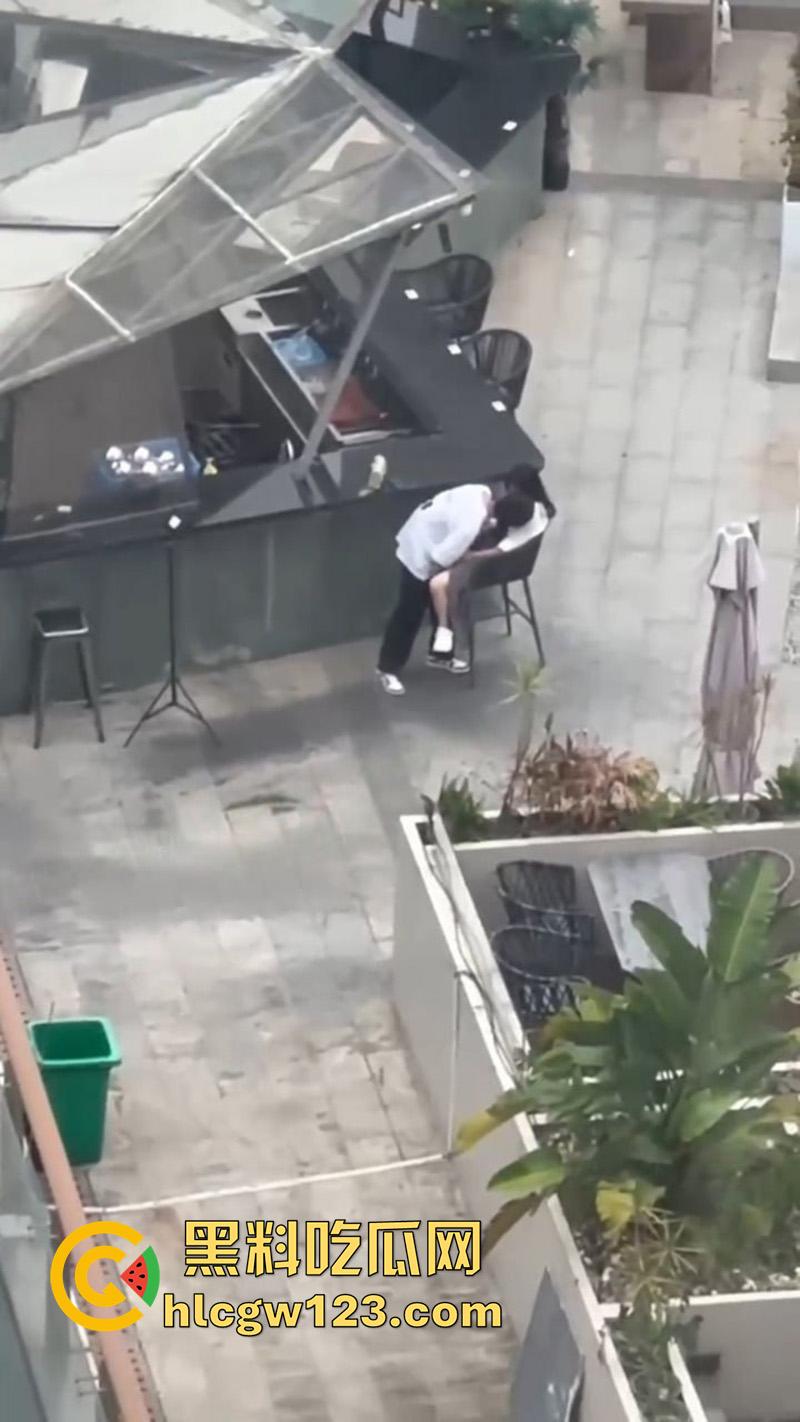 杭州情侣当众扣逼,趁私下无人激情玩穴,女孩面红耳赤未拒绝,结果却被高层瓜友偷拍曝光!-5