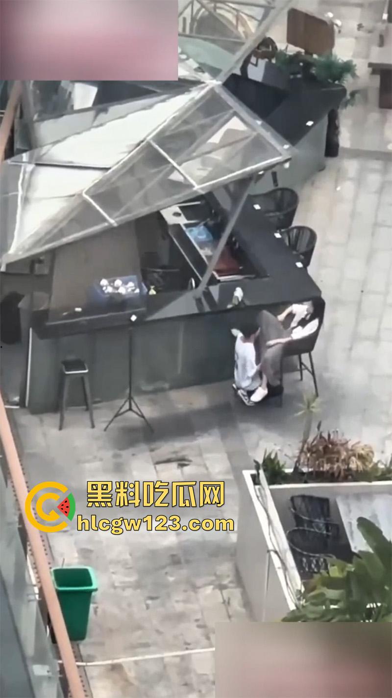 杭州情侣当众扣逼,趁私下无人激情玩穴,女孩面红耳赤未拒绝,结果却被高层瓜友偷拍曝光!-6