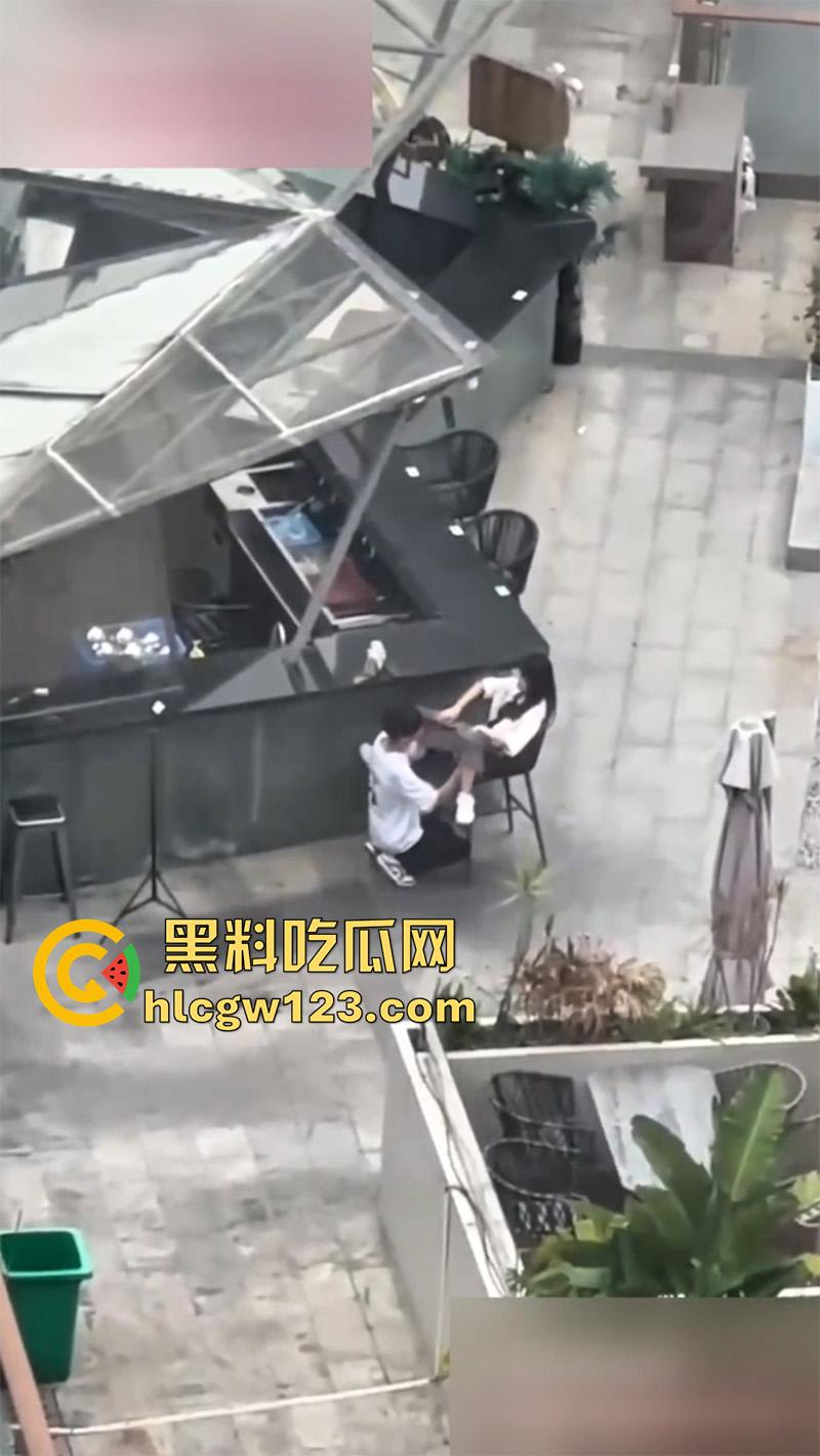 杭州情侣当众扣逼,趁私下无人激情玩穴,女孩面红耳赤未拒绝,结果却被高层瓜友偷拍曝光!-7