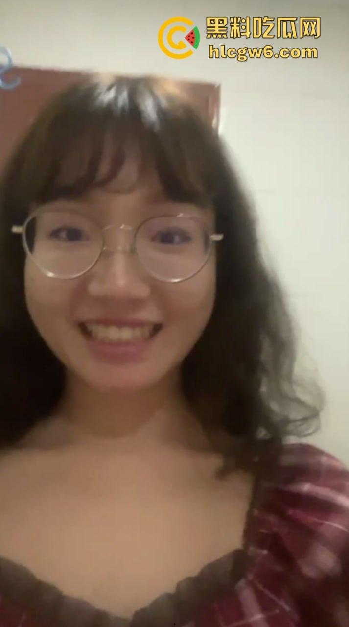 重庆工程学院骚货【陈润梅】与男友同居自摄洗澡做爱视频 本想记录美好恋爱生活 没想到分手被曝光！-3