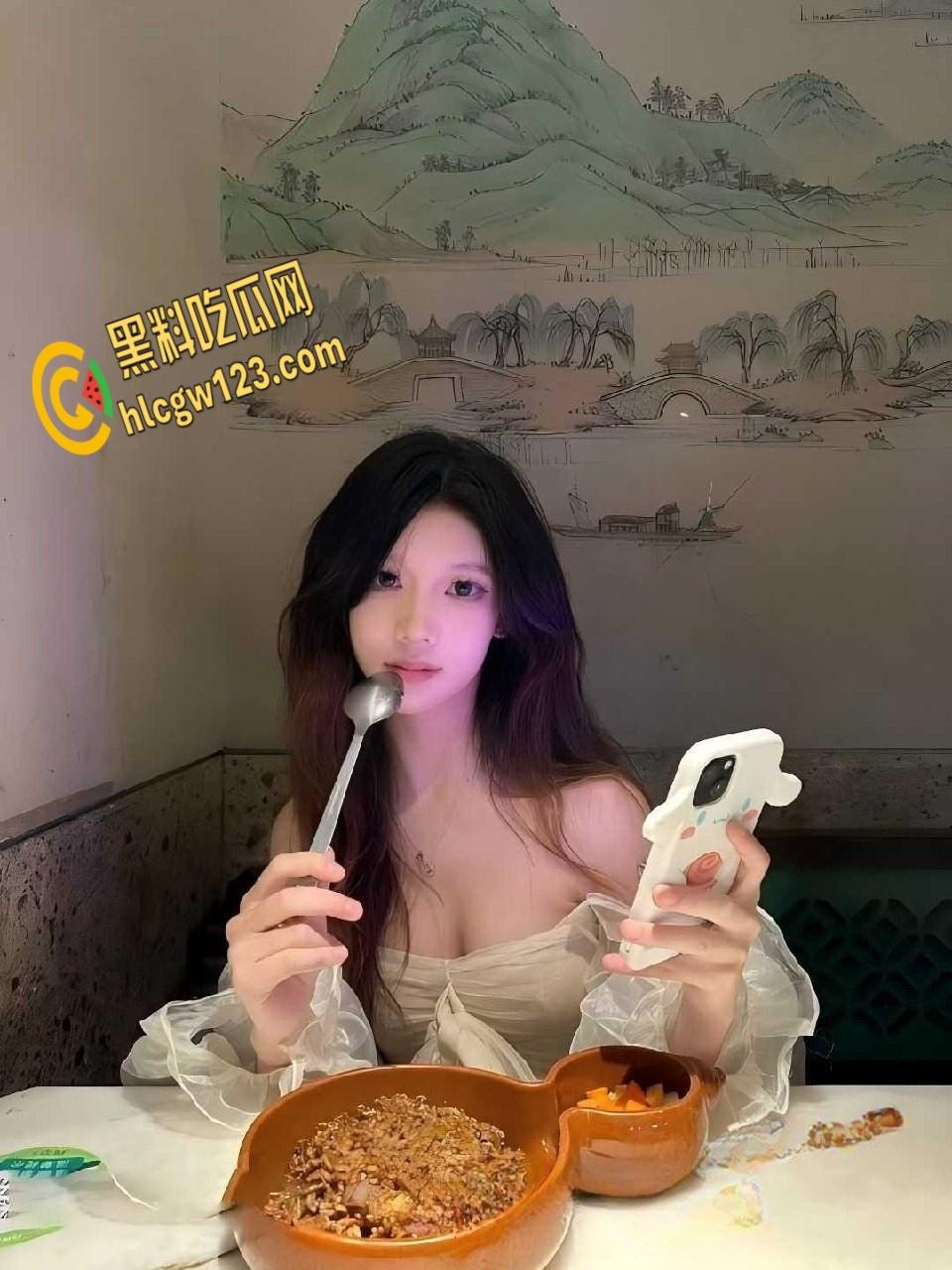 富二代约炮模特【fKabuto】，22岁小模特伴游几天下来操爽了，小穴被干的肿起来!-4