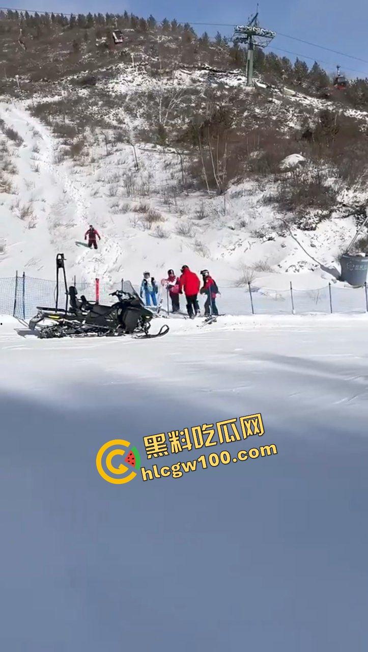 张家口云顶滑雪场坠落事件！游客小孩坐缆车不慎滑落坠地！及时救援至微伤！坠落现场直击！-4