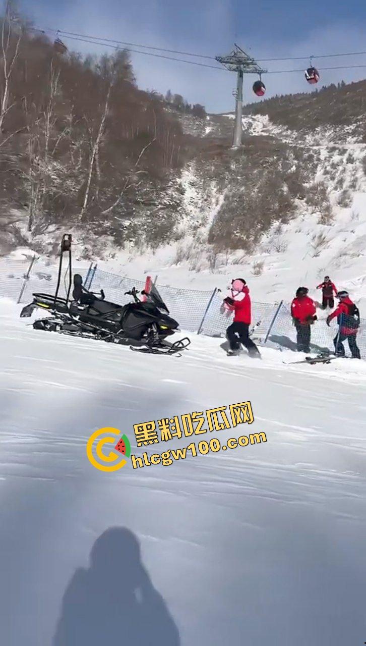 张家口云顶滑雪场坠落事件！游客小孩坐缆车不慎滑落坠地！及时救援至微伤！坠落现场直击！-6