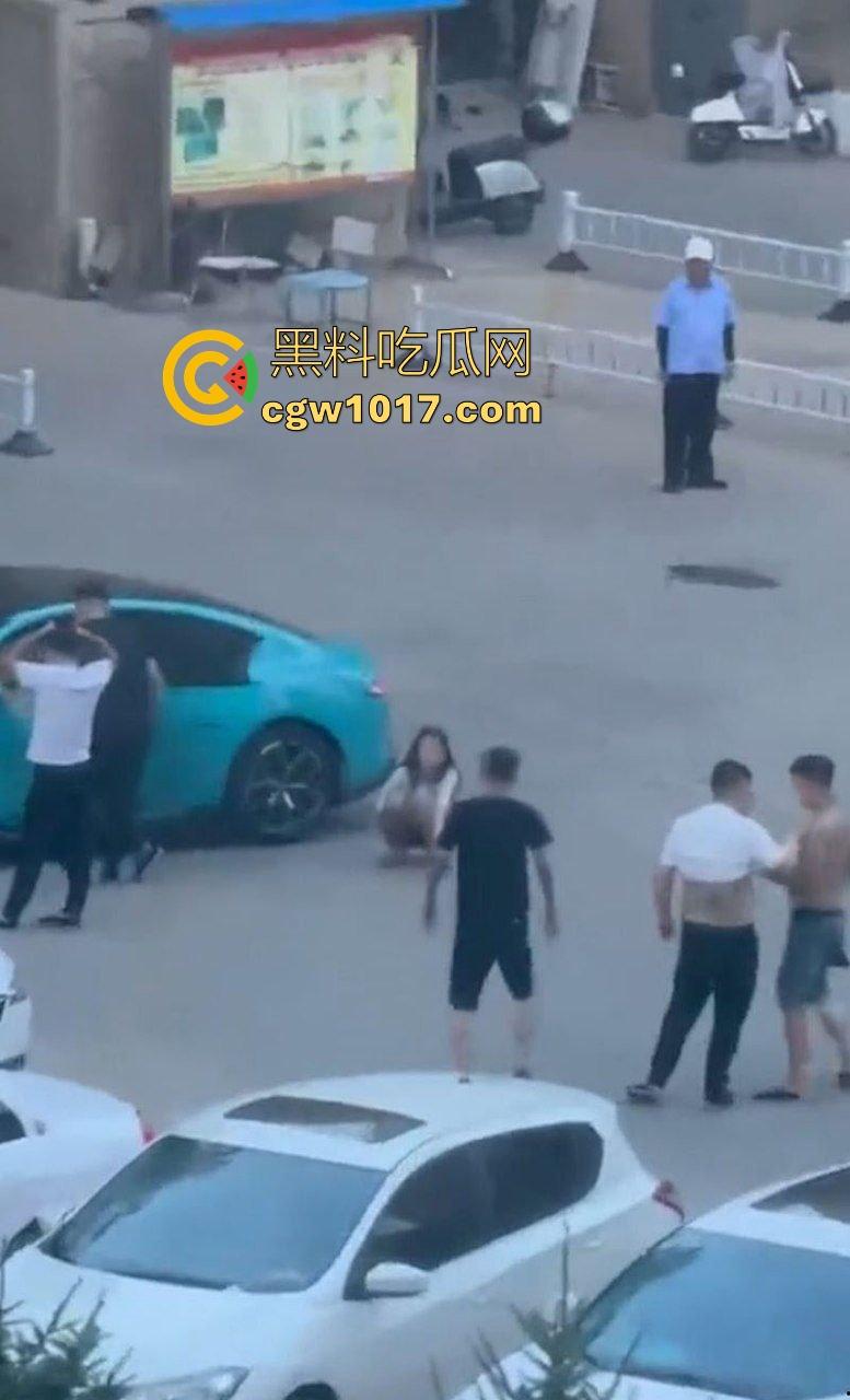 蓝色小米SU7男同野战视频曝光，光天化日俩男在车头大战，后入翘臀猛怼狂干，完全无视围观人异样眼光，小米SU7车震首选！-6