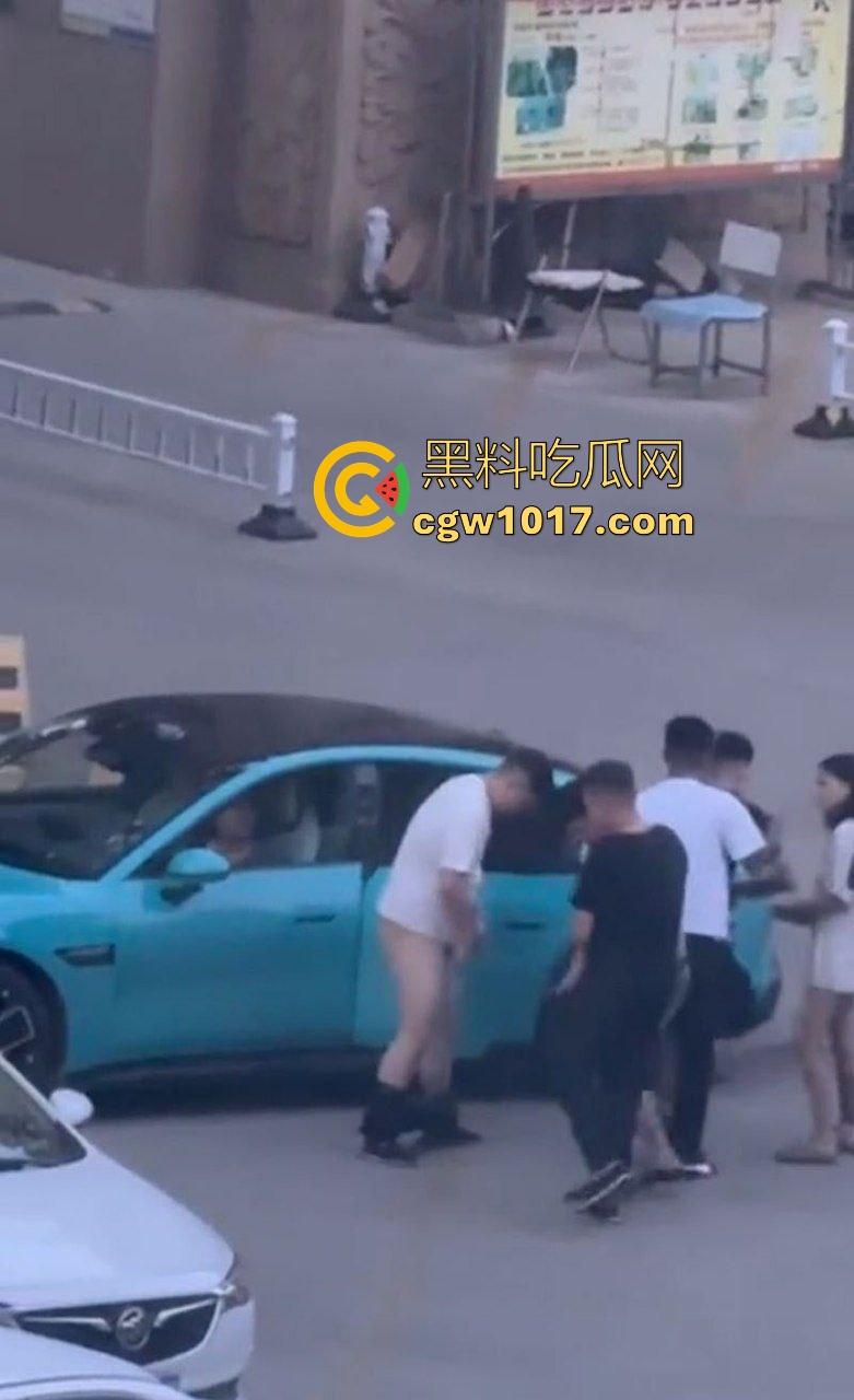 蓝色小米SU7男同野战视频曝光，光天化日俩男在车头大战，后入翘臀猛怼狂干，完全无视围观人异样眼光，小米SU7车震首选！-7