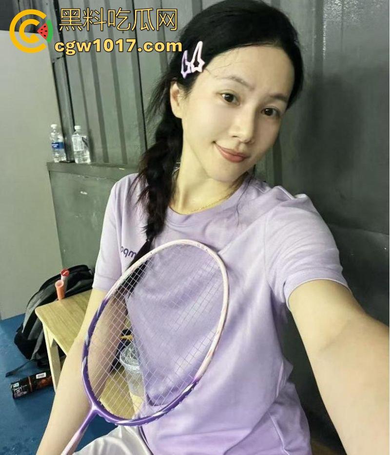 嫂子身穿紫色战袍户外露出,路边扣小骚逼扣出水,迫不及待回车上无套猛插,爽到全程浪叫不断!-1