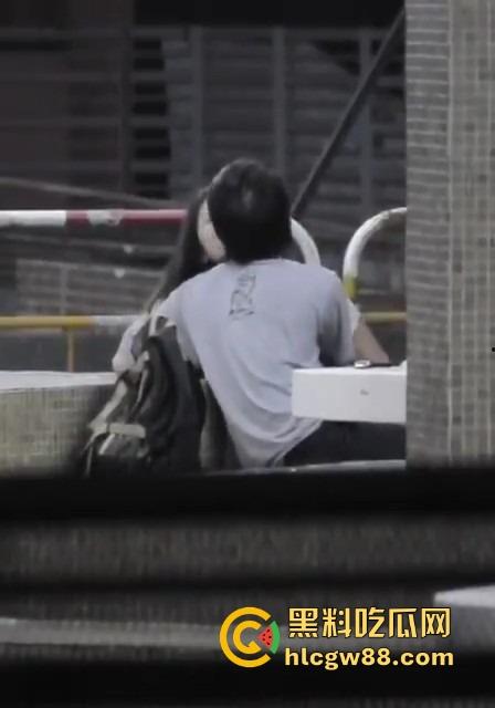 武汉小伙靠黄金手指拿下富婆姐姐,少妇被抠到表情爽得浪叫求饶一看就到点了，这才是真正的手艺人！-10