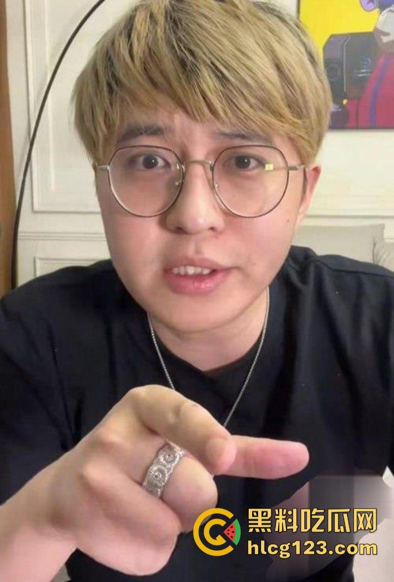 抖音网红【韭菜日记】归零后直播翻车！直播灌醉妹子后被封禁！妹子穿着情趣内裤坐在沙发上毫无意识！-3