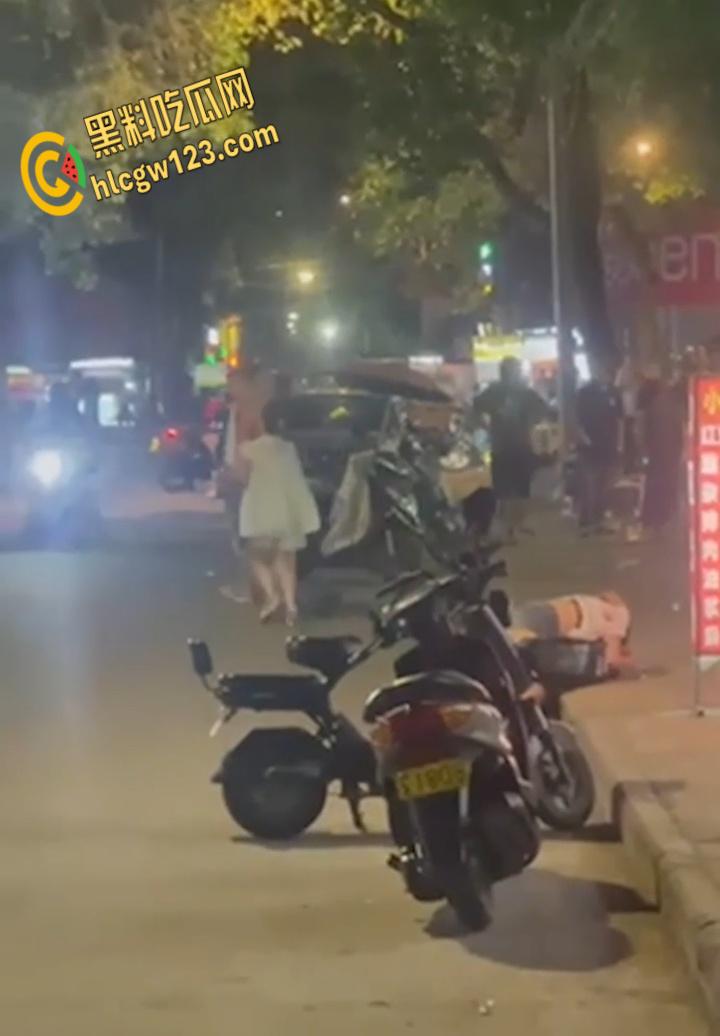 陕西城固县街头发生砍人事件, 疑似纹身男老婆出轨, 小白脸被当场杀头 !-4