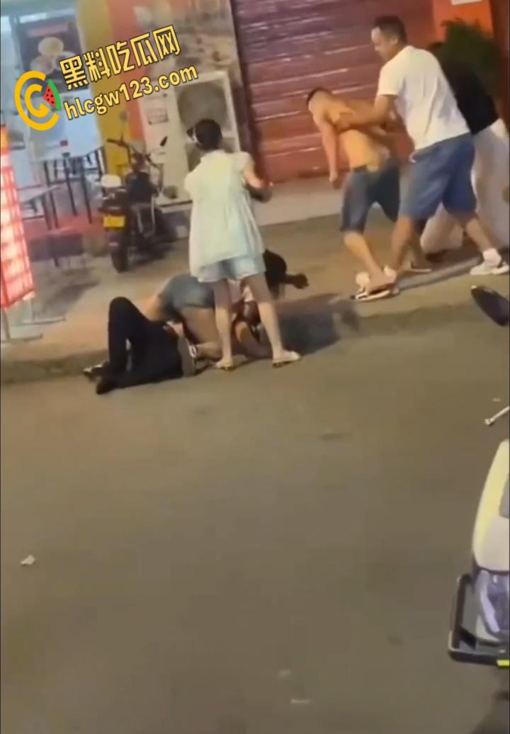 陕西城固县街头发生砍人事件, 疑似纹身男老婆出轨, 小白脸被当场杀头 !-5