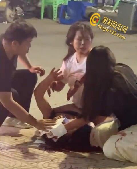 陕西城固县街头发生砍人事件, 疑似纹身男老婆出轨, 小白脸被当场杀头 !-6